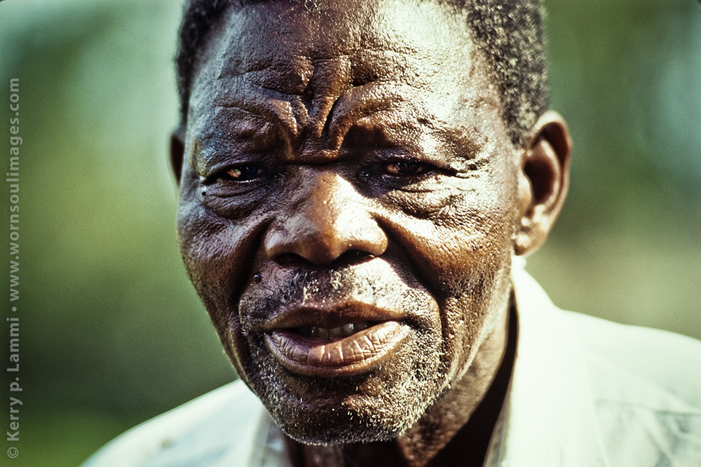 Swaziland African man. • Swaziland (Afrikalı) adam.